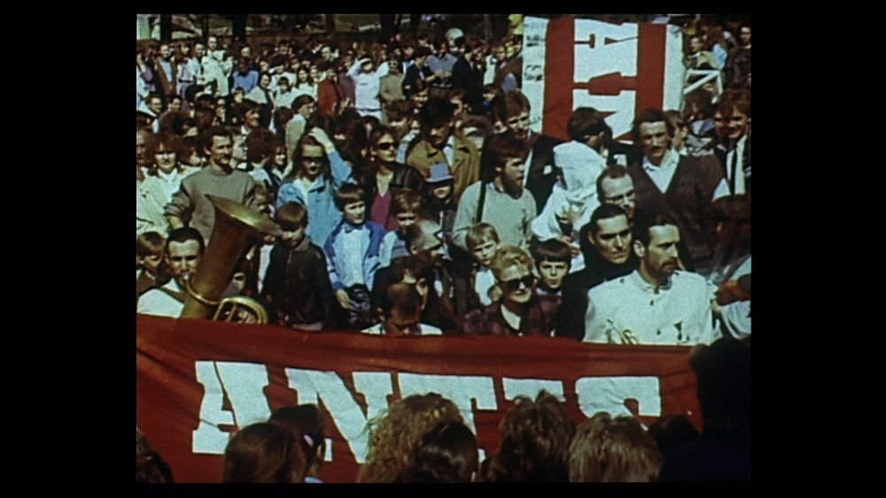Kadras iš filmo „Kaip mes žaidėme revoliuciją“ Just a Moment ir Meed Films archyvas