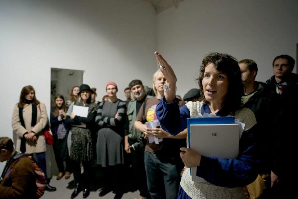 Gabrielė Labanauskaitė TARP'12 foto/eilių parodos „Be-tono“ atidaryme. Lauros Dubickienės nuotr.