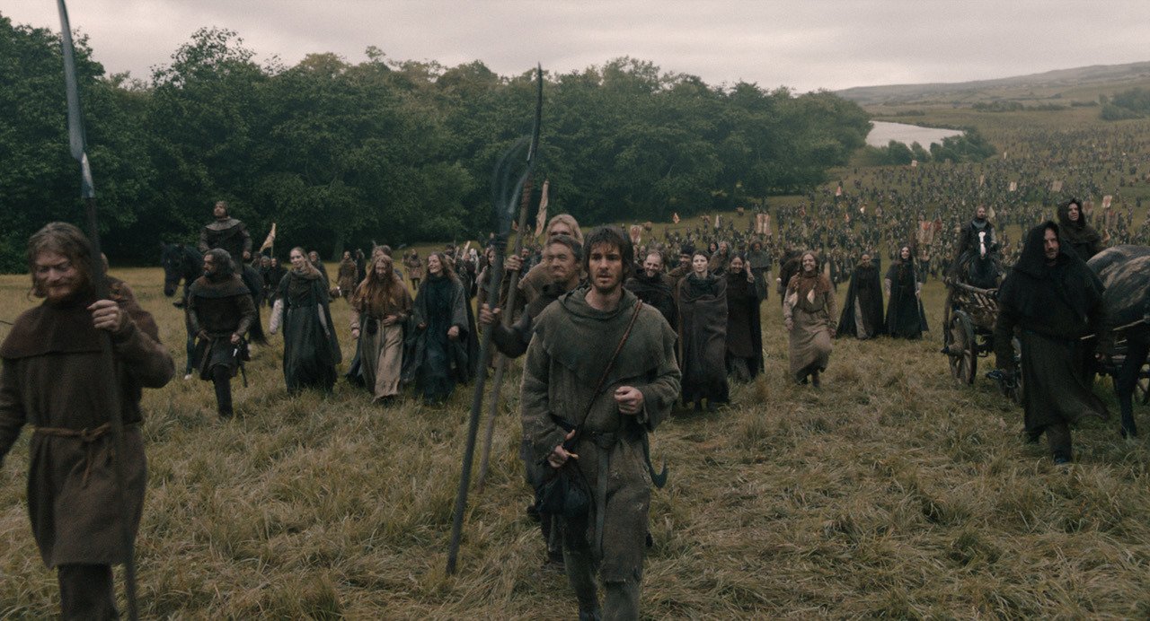 Kadras iš filmo „Sukilimas“: (L to R) Andrew Garfield as "Ploughman", Jamie Bell as "John Ball" and Thomasin McKenzie as "Alyce" in director Paul Greengrass's THE UPRISING, a Focus Features release. Credit: Courtesy of Focus Features. © 2026 All…